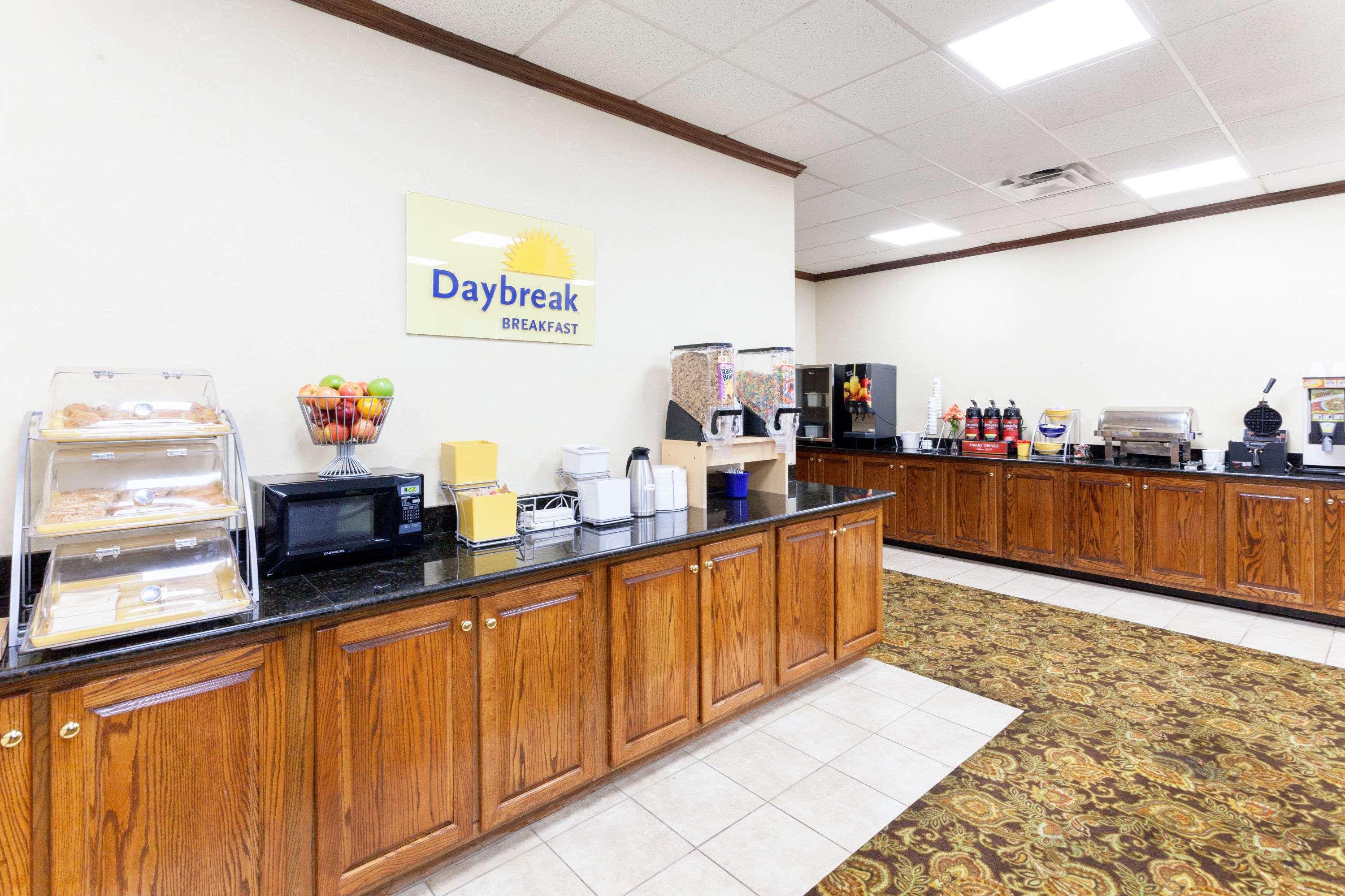 Days Inn & Suites By Wyndham Tucker/Northlake Экстерьер фото