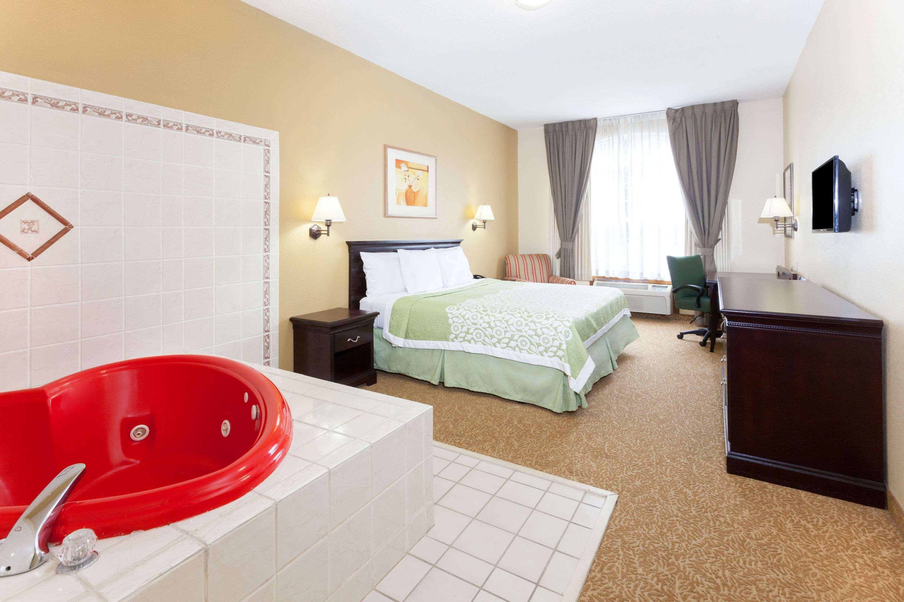 Days Inn & Suites By Wyndham Tucker/Northlake Экстерьер фото