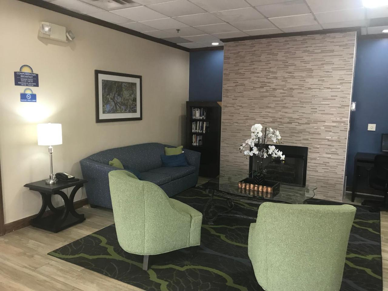 Days Inn & Suites By Wyndham Tucker/Northlake Экстерьер фото